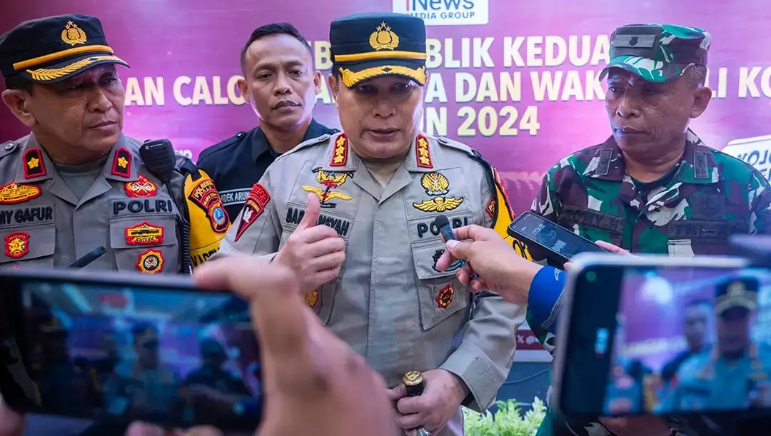 Kapolresta Palu, Kombes Pol Barliansyah (tengah) memberikan keterangan kepada wartawan di sela-sela debat kedua Pilwakot Palu, di Palu, Kamis (7/11/2024). (Foto: bmzIMAGES/bmz)