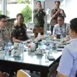 Kapolresta Palu, Kombes Pol Barliansyah bersama sejumlah pejabat Forkopimda dan penyelenggara pilkada pada Coffee Morning di Palu, Senin (4/11/2024). (Foto: Humas Polresta Palu)