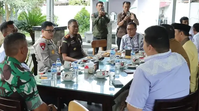 Kapolresta Palu, Kombes Pol Barliansyah bersama sejumlah pejabat Forkopimda dan penyelenggara pilkada pada Coffee Morning di Palu, Senin (4/11/2024). (Foto: Humas Polresta Palu)