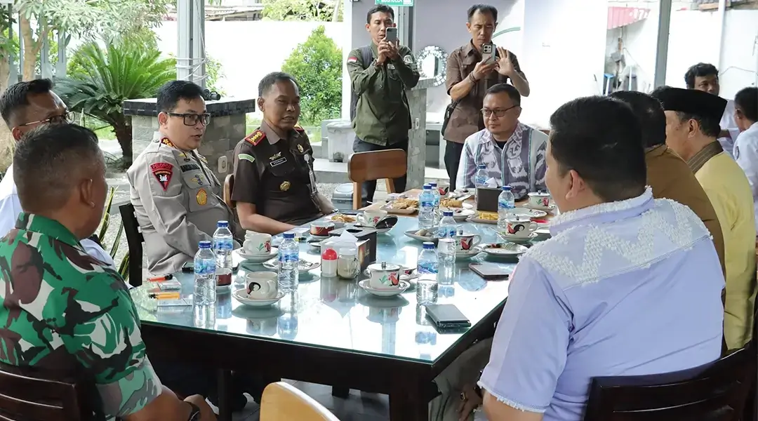 Kapolresta Palu, Kombes Pol Barliansyah bersama sejumlah pejabat Forkopimda dan penyelenggara pilkada pada Coffee Morning di Palu, Senin (4/11/2024). (Foto: Humas Polresta Palu)