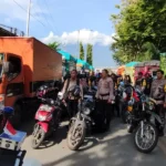 Aparat kepolisian mengawal pendistribusian logistik pilkada kota palu, Selasa (26/11/2024). (Foto: Humas Polresta Palu)
