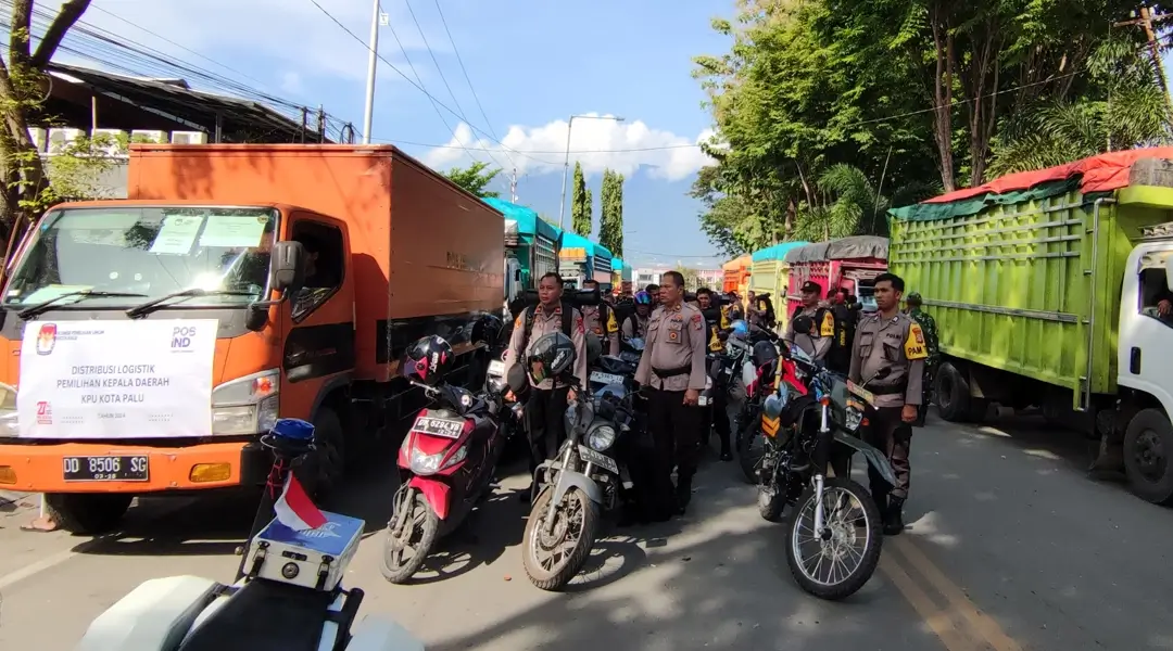 Aparat kepolisian mengawal pendistribusian logistik pilkada kota palu, Selasa (26/11/2024). (Foto: Humas Polresta Palu)