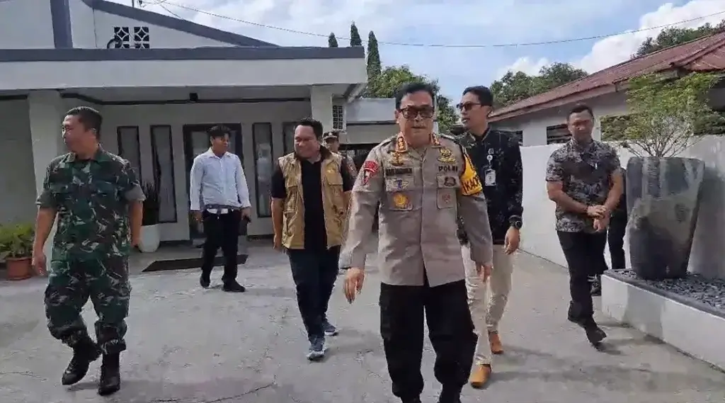 Kapolresta Palu, Kombes Pol Barliansyah bersama pihak terkait berjalan usaia kunjungan silaturahmi kepada paslon wali kota dan wakil wali kota di Palu, Jumat (1/11/2024). (Foto: Humas Polresta Palu)