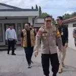 Kapolresta Palu, Kombes Pol Barliansyah bersama pihak terkait berjalan usaia kunjungan silaturahmi kepada paslon wali kota dan wakil wali kota di Palu, Jumat (1/11/2024). (Foto: Humas Polresta Palu)