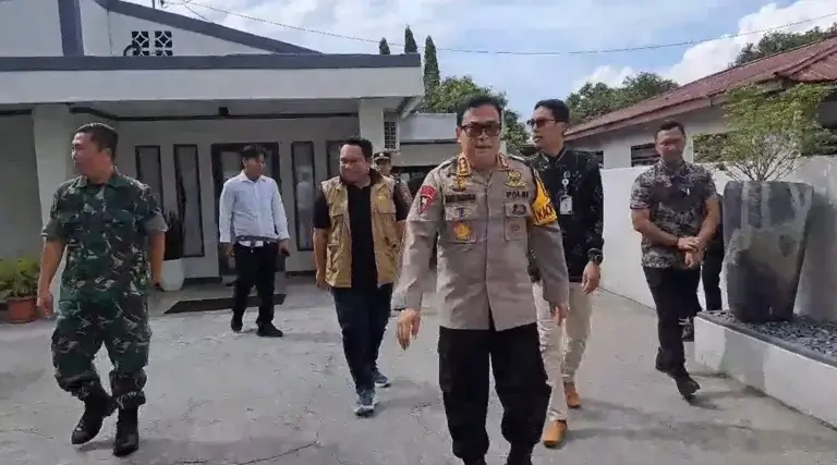 Kapolresta Palu, Kombes Pol Barliansyah bersama pihak terkait berjalan usaia kunjungan silaturahmi kepada paslon wali kota dan wakil wali kota di Palu, Jumat (1/11/2024). (Foto: Humas Polresta Palu)
