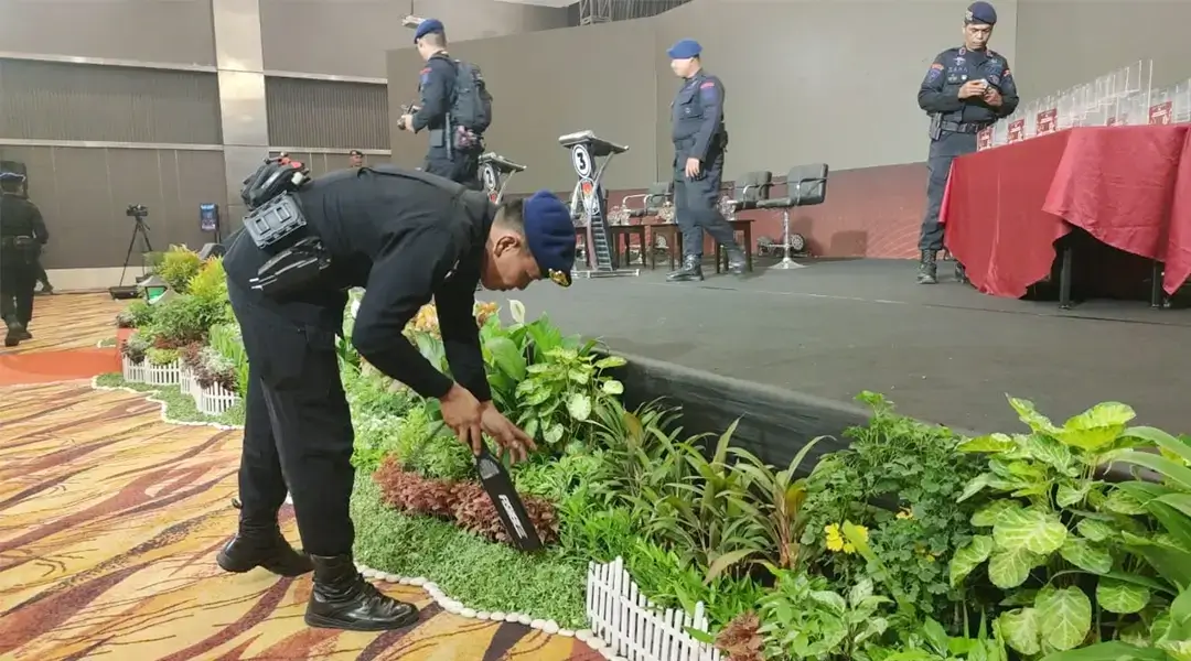 Tim Jibom melakukan sterilisasi gedung sebelum pelaksanaan debat publik kedua Pilwakot di Palu, Kamis (7/11/2024). (Foto: Humas Polresta Palu)