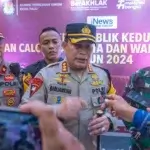 Kapolresta Palu, Kombes Pol Barliansyah (tengah) memberikan keterangan kepada wartawan di sela-sela debat kedua Pilwakot Palu, di Palu, Kamis (7/11/2024). (Foto: bmzIMAGES/bmz)