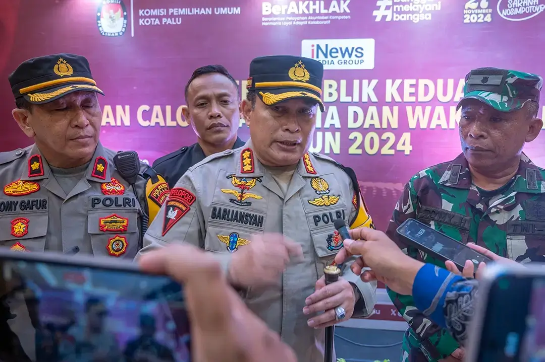 Kapolresta Palu, Kombes Pol Barliansyah (tengah) memberikan keterangan kepada wartawan di sela-sela debat kedua Pilwakot Palu, di Palu, Kamis (7/11/2024). (Foto: bmzIMAGES/bmz)