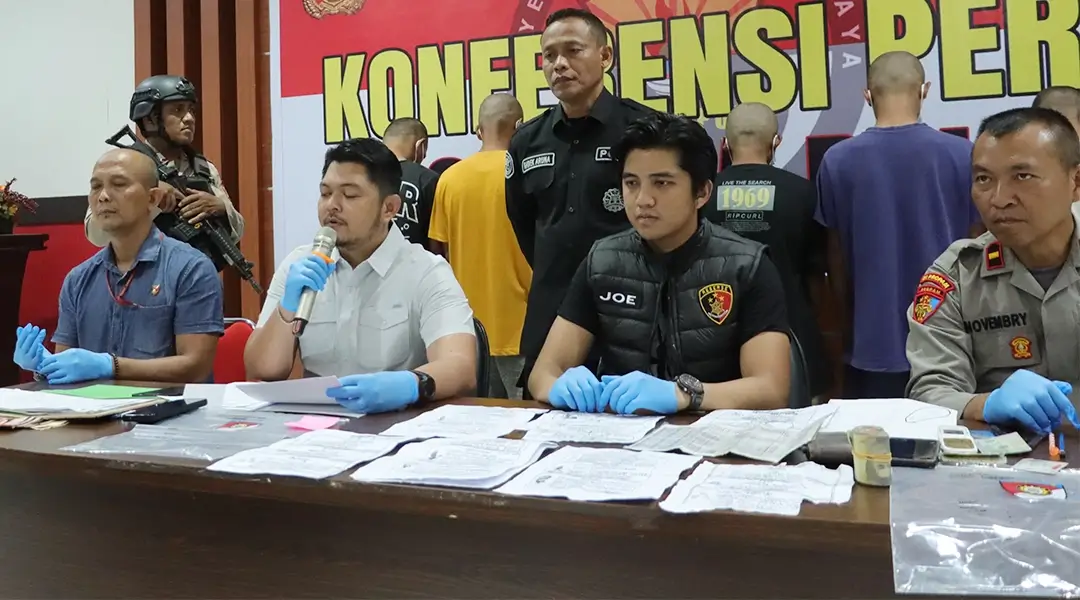 Kasat Reskrim Polresta Palu, AKP Muhammad Reza memberkan keterangan kepada wartawan pada konferensi pers tentang penangkapan 10 pelaku persetubuhan pada anak di bawah umur di Mapolresta Palu, Kamis (14/11/2024). (Foto: Humas Polresta Palu)