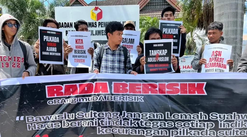Aksi Radar Berisik di depan kantor Bawaslu Sulteng, Senin (25/11/2024). (Foto: ist)