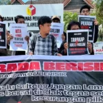 Aksi Radar Berisik di depan kantor Bawaslu Sulteng, Senin (25/11/2024). (Foto: ist)