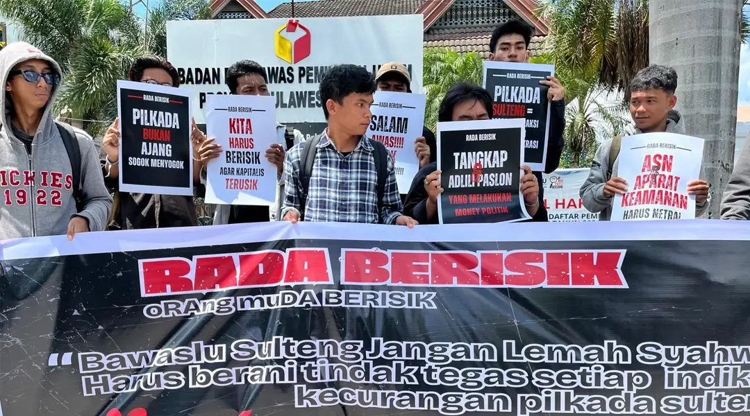 Aksi Radar Berisik di depan kantor Bawaslu Sulteng, Senin (25/11/2024). (Foto: ist)