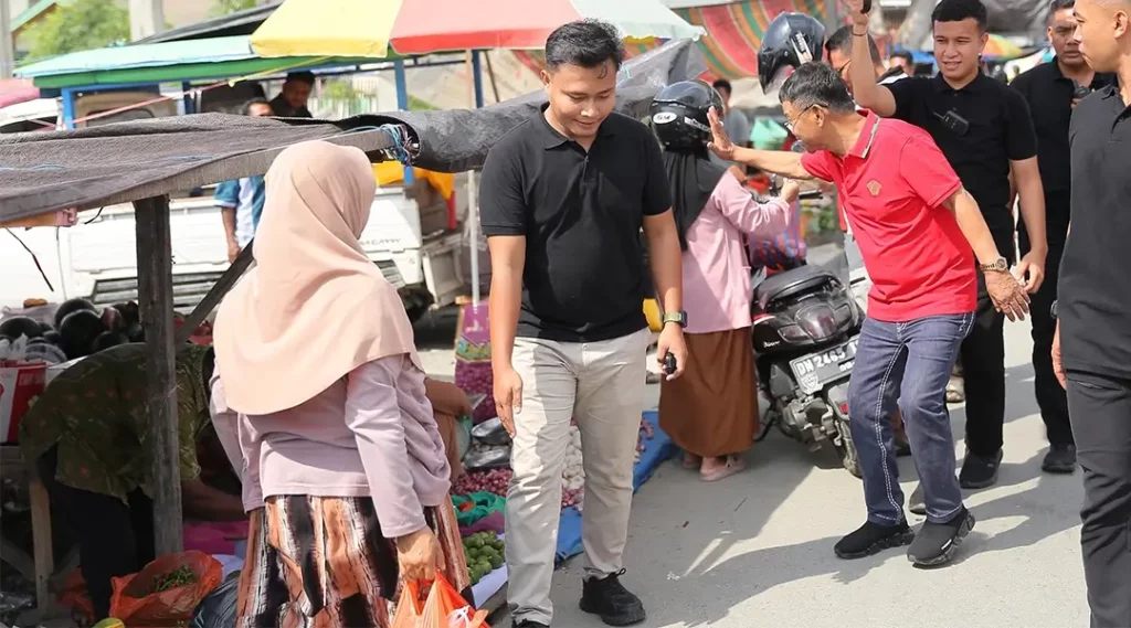 Calon GUbernur Sualwesi Tengah, Rusdy Mastura menyapa warga saat blusukan ke Pasar Lasoani, Sabtu (16/11/2024). (Foto: TIme Media Sangganipa)