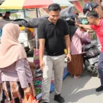 Calon GUbernur Sualwesi Tengah, Rusdy Mastura menyapa warga saat blusukan ke Pasar Lasoani, Sabtu (16/11/2024). (Foto: TIme Media Sangganipa)