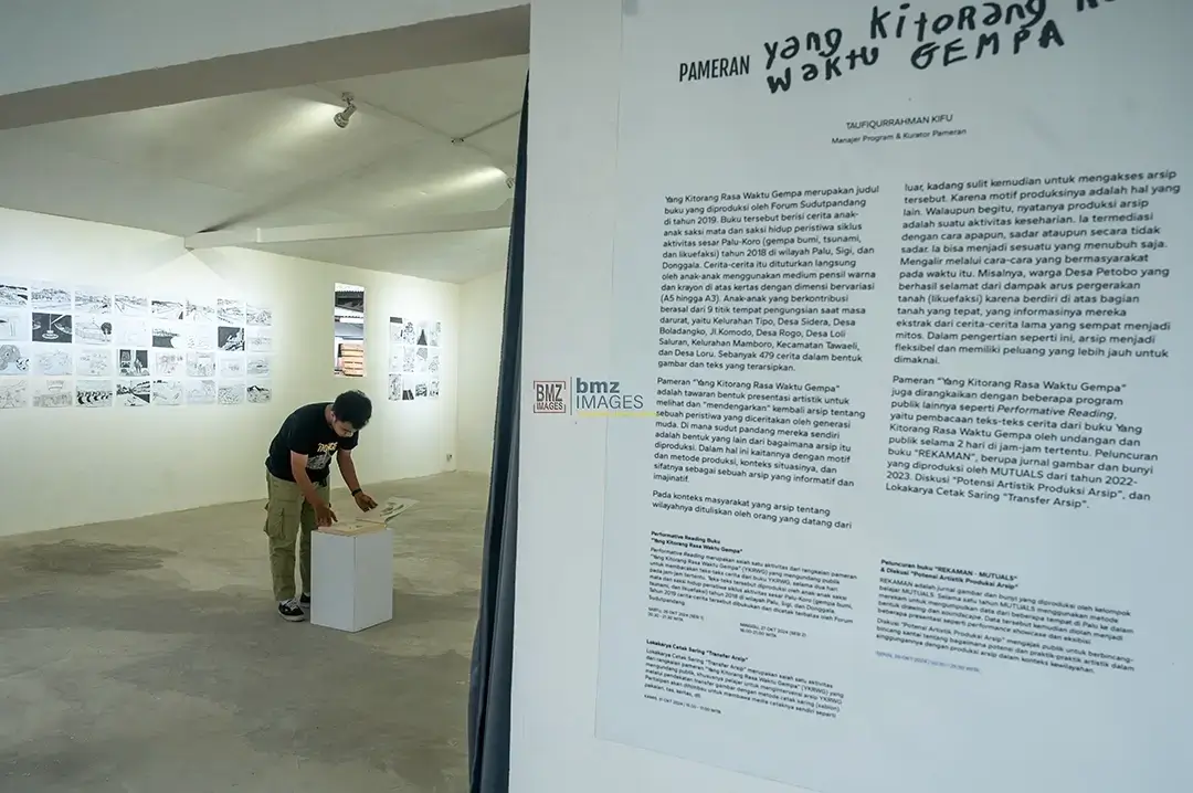 Pengunjung memperhatikan berbagai tulisan cerita dan gambar dari anak-anak pada pameran bertajuk Yang Kitorang Rasa Waktu Gempa di Palu, Sulawesi Tengah, Senin (4/11/2024). (bmzIMAGES/Basri Marzuki)