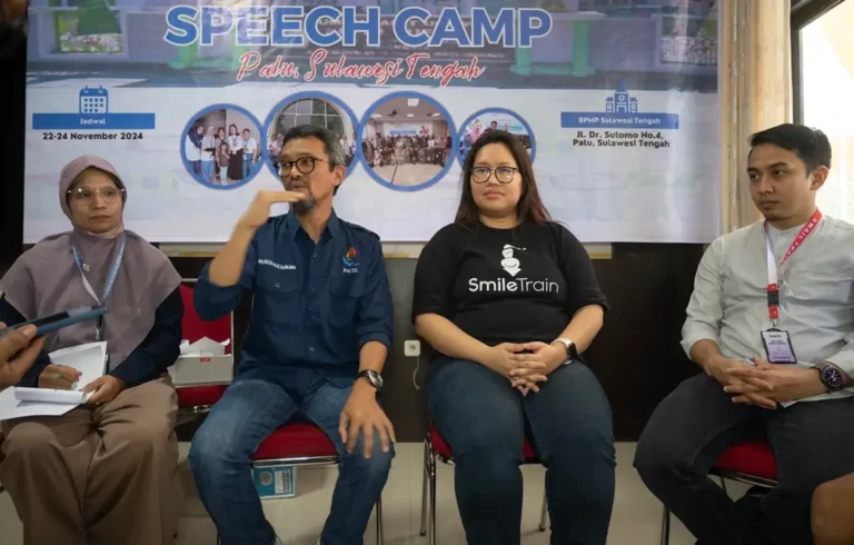 Ketua Yayasan Senyum Sulawesi Tengah, drg Gazali (kedua kiri), perwakilan Smile Train Indonesia, Ruth Monalisa (kaedua (kanan), Terapis Wicara Upik Suriyati (kiri), dan Ketua Panitia Speech Camp drg Faisal Hamzah pada konferensi pers Terapi Wciara Speech Camp di Gedung BPMP Sulteng, Jumat (22/11/2024). (Foto: beritapalu/bmz)