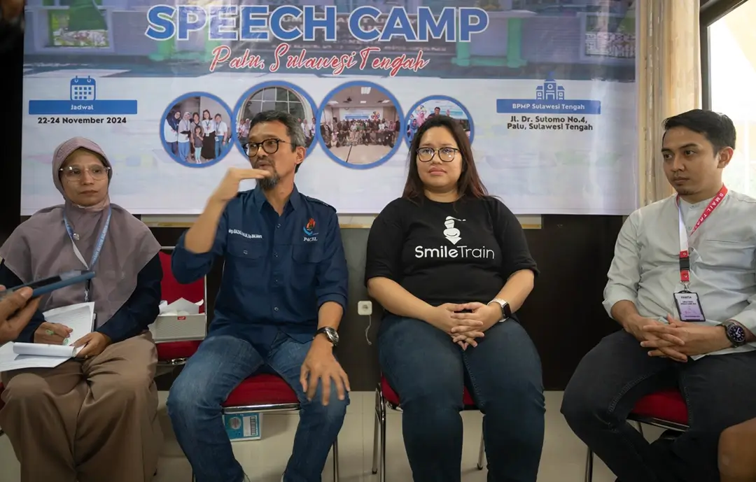 Ketua Yayasan Senyum Sulawesi Tengah, drg Gazali (kedua kiri), perwakilan Smile Train Indonesia, Ruth Monalisa (kaedua (kanan), Terapis Wicara Upik Suriyati (kiri), dan Ketua Panitia Speech Camp drg Faisal Hamzah pada konferensi pers Terapi Wciara Speech Camp di Gedung BPMP Sulteng, Jumat (22/11/2024). (Foto: beritapalu/bmz)