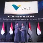 Direktur Independen & Chief Financial Officer PT Vale, Rizky Andhika Putra menerima tropi CSA Awards di Jakarta,. (Foto: HO-PT Vale Indonesia)