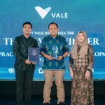 Head of External Relations Bahodopi & Pomalaa PTVI, Yusuf Suharso (tengah) munjukkan tropi ICSA 2024 yangbaru diterimanya di Bali, Kamis (21/11/2024). (Foto: HO-PT Vale Indonesia)