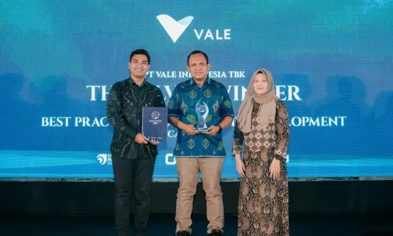 Head of External Relations Bahodopi & Pomalaa PTVI, Yusuf Suharso (tengah) munjukkan tropi ICSA 2024 yangbaru diterimanya di Bali, Kamis (21/11/2024). (Foto: HO-PT Vale Indonesia)