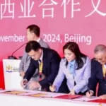 CEO PT Vale Indonesia Tbk Febriany Eddy (ketiga kiri) dan Pimpinan GEM Co., Ltd. Prof. Xu Kaihua, (Kanan) menandatangan naskah kerjasama industri nikel di Beijing, China dalam proyek HPAL di Sulawesi Tengah disaksikan Presiden Prabowo Subianto. (Foto: HO-PT Vale Indonesia)