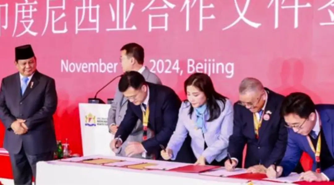 CEO PT Vale Indonesia Tbk Febriany Eddy (ketiga kiri) dan Pimpinan GEM Co., Ltd. Prof. Xu Kaihua, (Kanan) menandatangan naskah kerjasama industri nikel di Beijing, China dalam proyek HPAL di Sulawesi Tengah disaksikan Presiden Prabowo Subianto. (Foto: HO-PT Vale Indonesia)