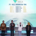 Direktur External Relations PT Vale Indonesia, Endra Kusuma bersama Manager Community Relations, Jemmy Sijaya, menunjukkan 5 penghargaan sekaligus dari ISDA 2024 di Balai Kartini, Jakarta, Kamis, 28 November 2024. (Foto: PT Vale Indoensia)