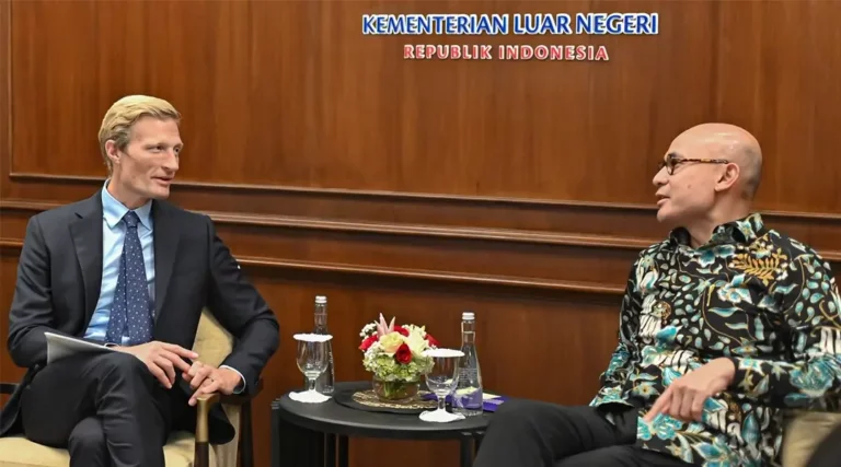 Wakil Direktur Eksekutif WFP, Carl Skau (kiri) bersama Wakil Menteri Luar Negeri Indonesia, Arrmanatha Christiawan Nasir. (Foto: WFP/Angga)