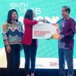 Project Youth Co:Lab besutan UNDP dan Citi Foundation menyerahkan modul Kewirausahaan Sosial Pemuda kepada Pemerintah Indonesia, yang diwakili oleh Kementerian Pemuda dan Olahraga di acara Dialog Nasional Youth CO:Lab 2024. (Fopto: Youth Co:Lab Indonesia)