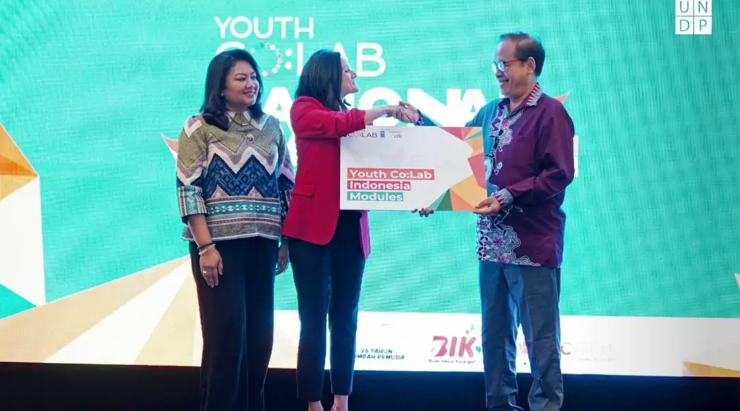 Project Youth Co:Lab besutan UNDP dan Citi Foundation menyerahkan modul Kewirausahaan Sosial Pemuda kepada Pemerintah Indonesia, yang diwakili oleh Kementerian Pemuda dan Olahraga di acara Dialog Nasional Youth CO:Lab 2024. (Fopto: Youth Co:Lab Indonesia)