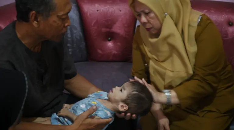 Wakil Wali Kota Palu, Reny A Lamadjido (kiri) melihat langsung kondisi Fahri, balita dua tahun yang mengalami ekekurangan gizi di Kelurahan Birobuli Utara, Palu, Senin (3012/2024). (Foto: bmzIMAGES/Basri marzuki)