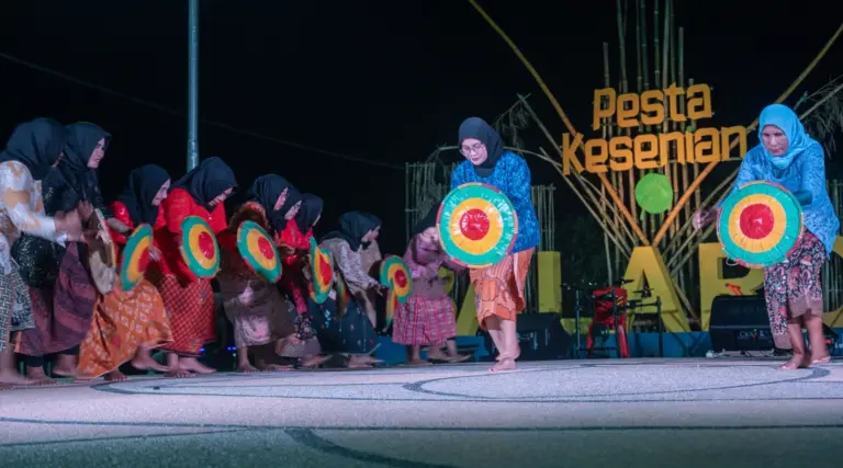 Penampilan ibu-ibu memainkan tari Pamonte pada Pesta Kesenian Balaroa di Huntap Balaroa, Senin (30/12/2024) malam. (Foto: beritapalu.com/Basri Marzuki)
