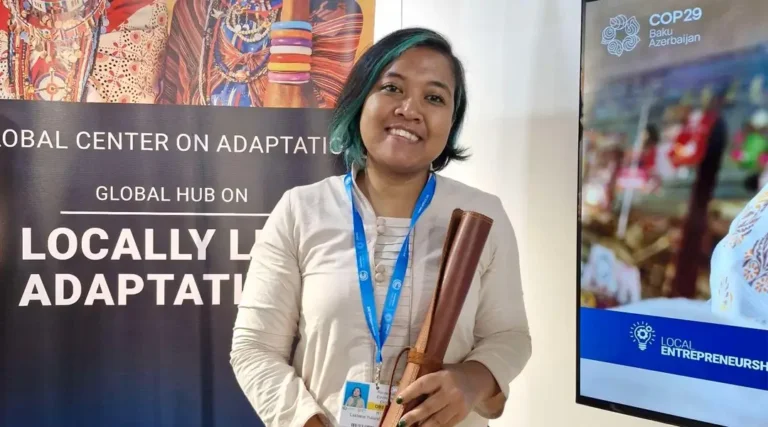 CEO Aliet Green, Lastiana Yulandari usai menerima trophy pada COP29. (Foto: Aliet Green)