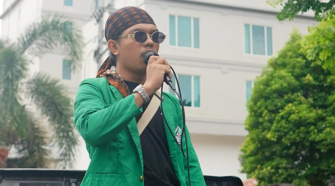 Korlap aksi De,a UIN Datokarama, Alamsyah di Kantor DPRD Sutleng, Jumat (27/12/2024). (Foto: dok pribadi)