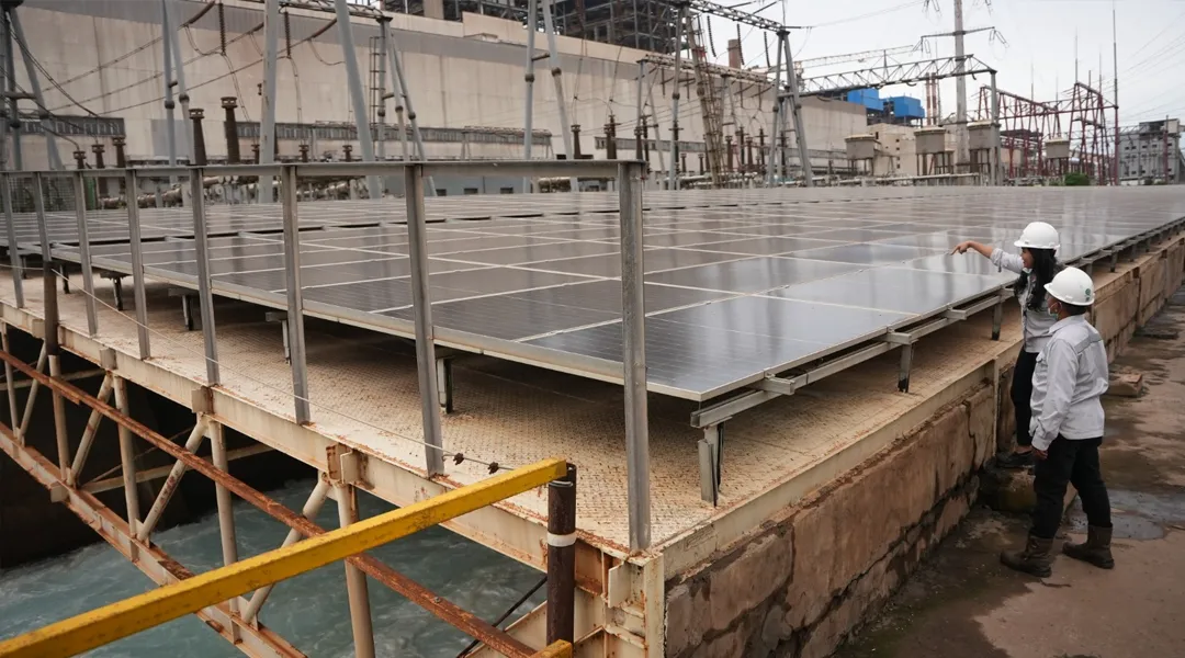 Pemasangan panel surya oleh PT Tsingshan di kawasan PT IMIP di Morowali, belum lama ini. (Foto: HO-PT IMIP)