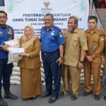 Wakil Wali Kota Palu, dr Reny A Lamadjido menyerahkan bantuan ZIS dari Baznas ke perwakilan plh Damkara dan aramda kebersihan di halaman Kantor Wali Kota Palu, Senin (30/12/2024). (Foto: Prokopim Setda Kota Palu/Jufri)