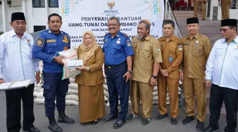 Wakil Wali Kota Palu, dr Reny A Lamadjido menyerahkan bantuan ZIS dari Baznas ke perwakilan plh Damkara dan aramda kebersihan di halaman Kantor Wali Kota Palu, Senin (30/12/2024). (Foto: Prokopim Setda Kota Palu/Jufri)