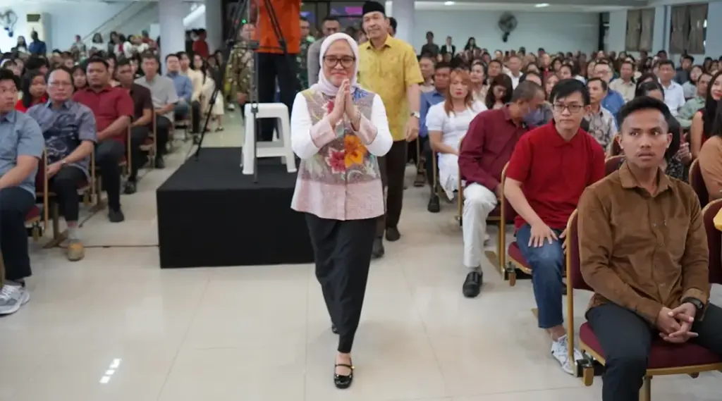 Sekkot Palu, Irmayanti berada di salah satu gereja pada pemnatauan perayaan Natal di Palu, Rabu (25/12/2024). (Foto: Prokopim Setda Kota Palu/Jufri)