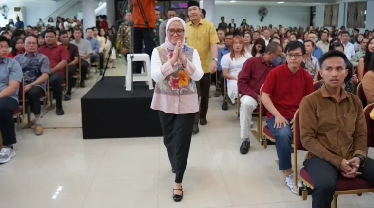 Sekkot Palu, Irmayanti berada di salah satu gereja pada pemnatauan perayaan Natal di Palu, Rabu (25/12/2024). (Foto: Prokopim Setda Kota Palu/Jufri)