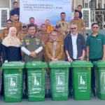 Sekkot Palu, Irmayanti bersama Kalla Toyota usai penyerahan bantuan 30 tong sampah di Palu, Selasa (24/12/2024). (Foto: Prokopim Setda Kota Palu/Jufri)