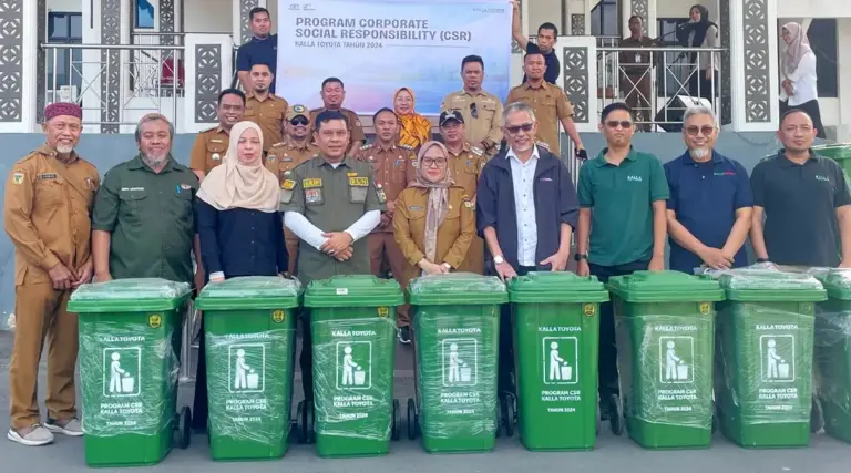 Sekkot Palu, Irmayanti bersama Kalla Toyota usai penyerahan bantuan 30 tong sampah di Palu, Selasa (24/12/2024). (Foto: Prokopim Setda Kota Palu/Jufri)