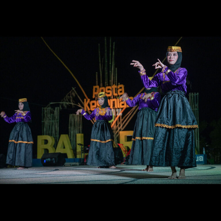 Remaja putr dari Sanggar Seni Anantovea memainkan Tari Motaro pada Pesta Kesenian Balaroa di Huntap Balaroa, Senin (30/12/2024). (Foto: bmzIMAGES/Basri Marzuki)