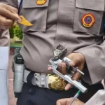 Petugas Propam memeriksa fisik dan administrasi senpi milik personel Polresta Palu, Senin (23/12/2024). (Foto: Humas Polresat Palu)