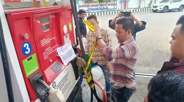Petugas memasang Police Line saat menyegel dispenser BBM di SPBU di Jalan SIs Lajufri Palu, Selasa (10/12/2024). (Foto: Humas Polresta Palu)