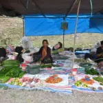 Pedagang musiman rempah dan sayuran asal Desa Petimbe, Palolo Sigi ,menunggu pembeli di Palu, Minggu (29/12/2024). (Foto: beritapalu.com/bmz)