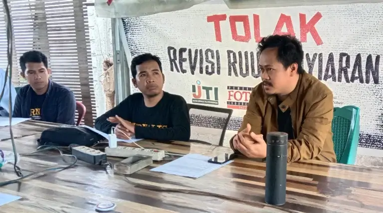 Ketua AJI Palu, Agung Sumandjaya Ikiri) bersama Koordinator Divisi Advokasi, Nurdiansyah (tengah) pada konferensi pers refleksi kasus jurnalis di Sekretariat Bersama Jurnalis di Palu, Selasa (31/1/2/2024). (Foto: Ikram)