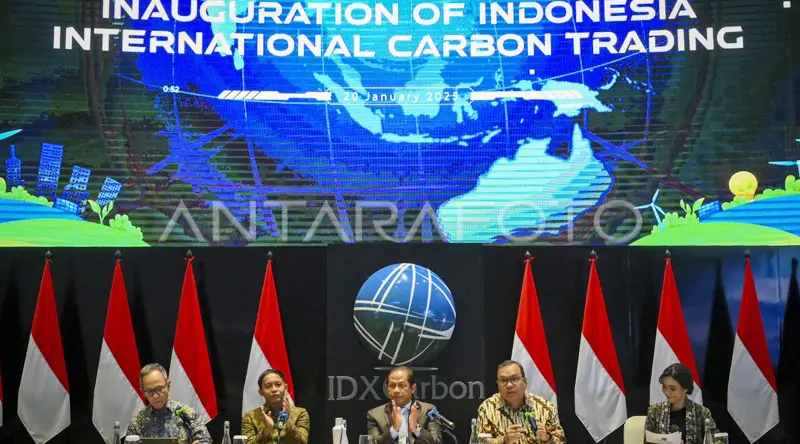 Menteri Lingkungan Hidup Hanif Faisol Nurofiq (tengah), Menteri Kehutanan Raja Juli Antoni (kedua kiri), Ketua Dewan Komisioner Otoritas Jasa Keuangan (OJK) Mahendra Siregar (kiri), dan Direktur Utama Bursa Efek Indonesia (BEI) Iman Rachman (kedua kanan) saat peluncuran Perdagangan Karbon Internasional di Gedung Bursa Efek Indonesia, Jakarta, Senin (20/1/2025). Peluncuran Perdagangan Karbon Internasional di Indonesia memperkuat komitmen pemerintah dalam mengurangi emisi gas rumah kaca, sesuai dengan Peraturan Menteri Lingkungan Hidup dan Kehutanan Nomor 21 Tahun 2022, guna mencapai target net zero emission pada 2060. ANTARA FOTO/Muhammad Ramdan/rwa.