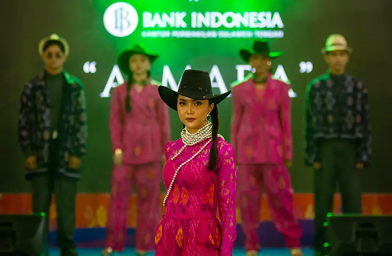 Sejumlah model memperagakan busa adari bahan Tenun Donggala pada peluncuran KKST Corner di PGM, Senin (13/1/2025). (Foto: beritapalu.com/bmz)