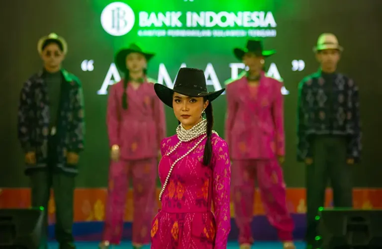 Sejumlah model memperagakan busa adari bahan Tenun Donggala pada peluncuran KKST Corner di PGM, Senin (13/1/2025). (Foto: beritapalu.com/bmz)