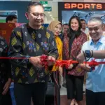 Wali Kota Palu, Hadianto Rasyid (kiri) bersama Kepala BI Perwakilan Sulteng, Rony Hartawan menggunting pita menandai pembukaan KKST Corner di PGM, Senin (13/1/2025). (Foto: beritapalu.com/bmz)